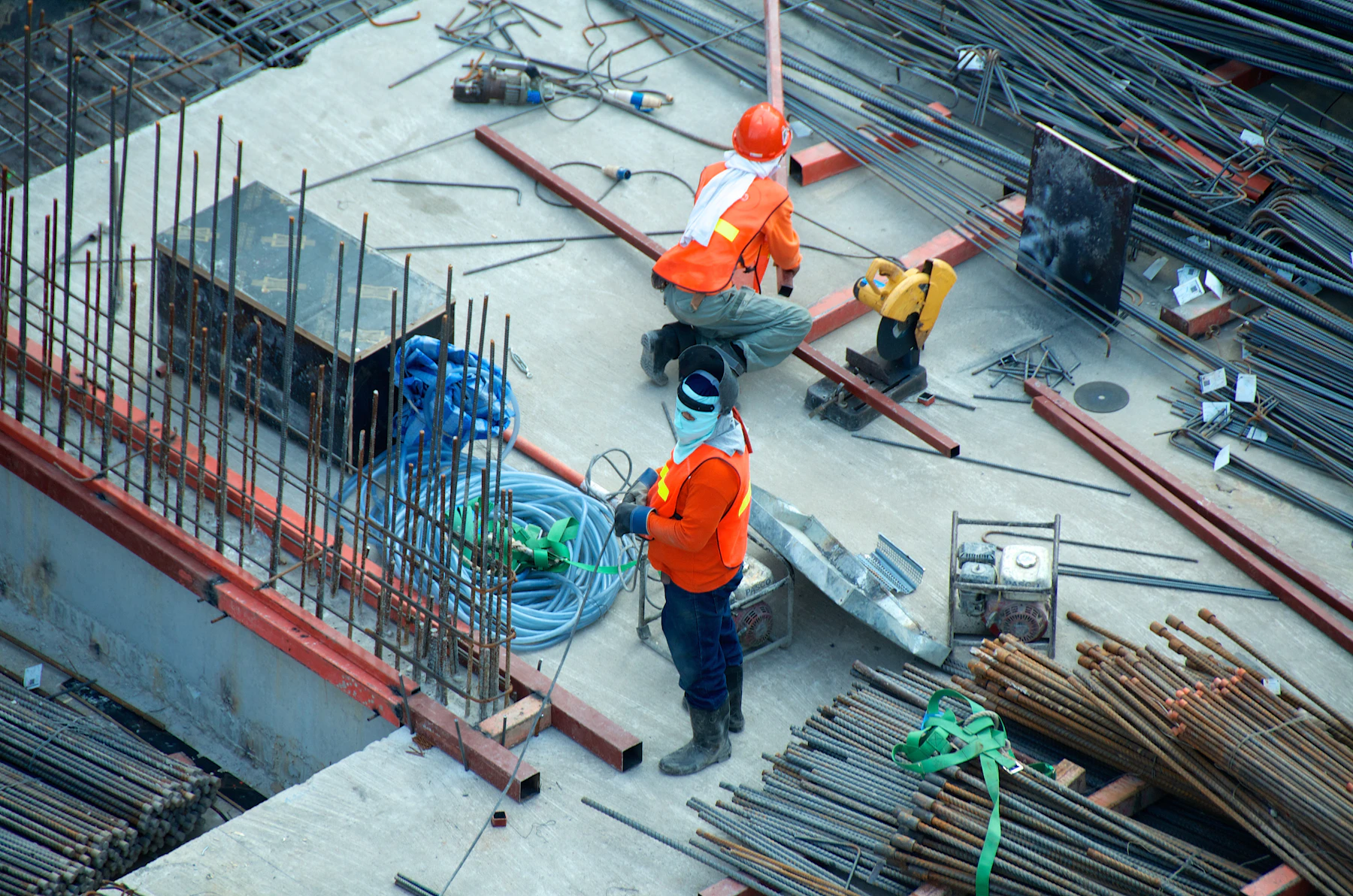 Professionelle Bauarbeiten auf einer modernen Baustelle